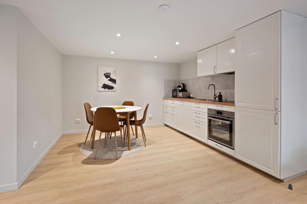 Practical Basement Apt With All Home Comforts Close To City Centre Stavanger Exteriér fotografie